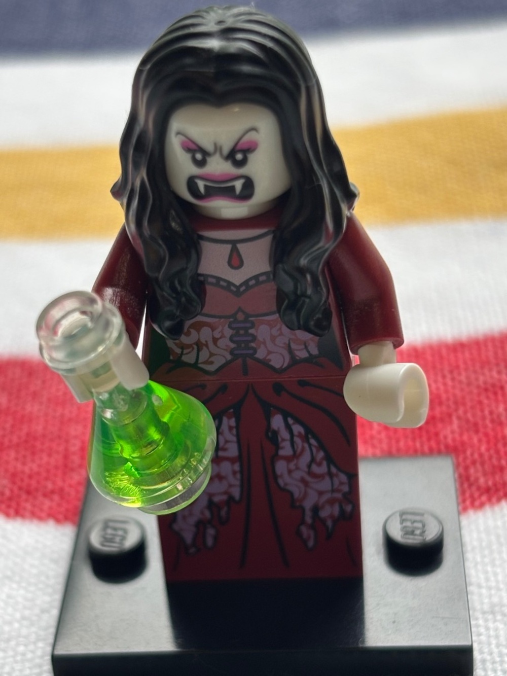 LEGO MONSTER FIGHTERS "Lord Vampyre's Bride" mof008 with stand. LIKE NEW!